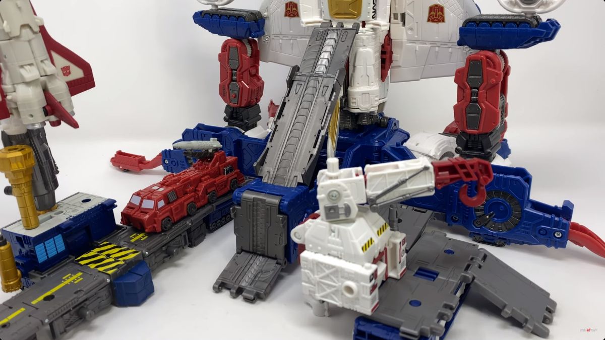 Transformers Earthrise Botropolis Rescue Mission in-Hand